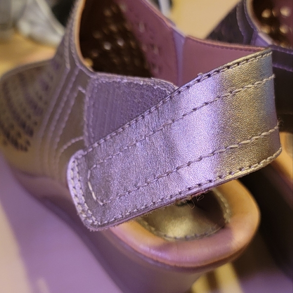 Earth Sz7B Platinum heeled sandals. NWOT - Picture 5 of 7